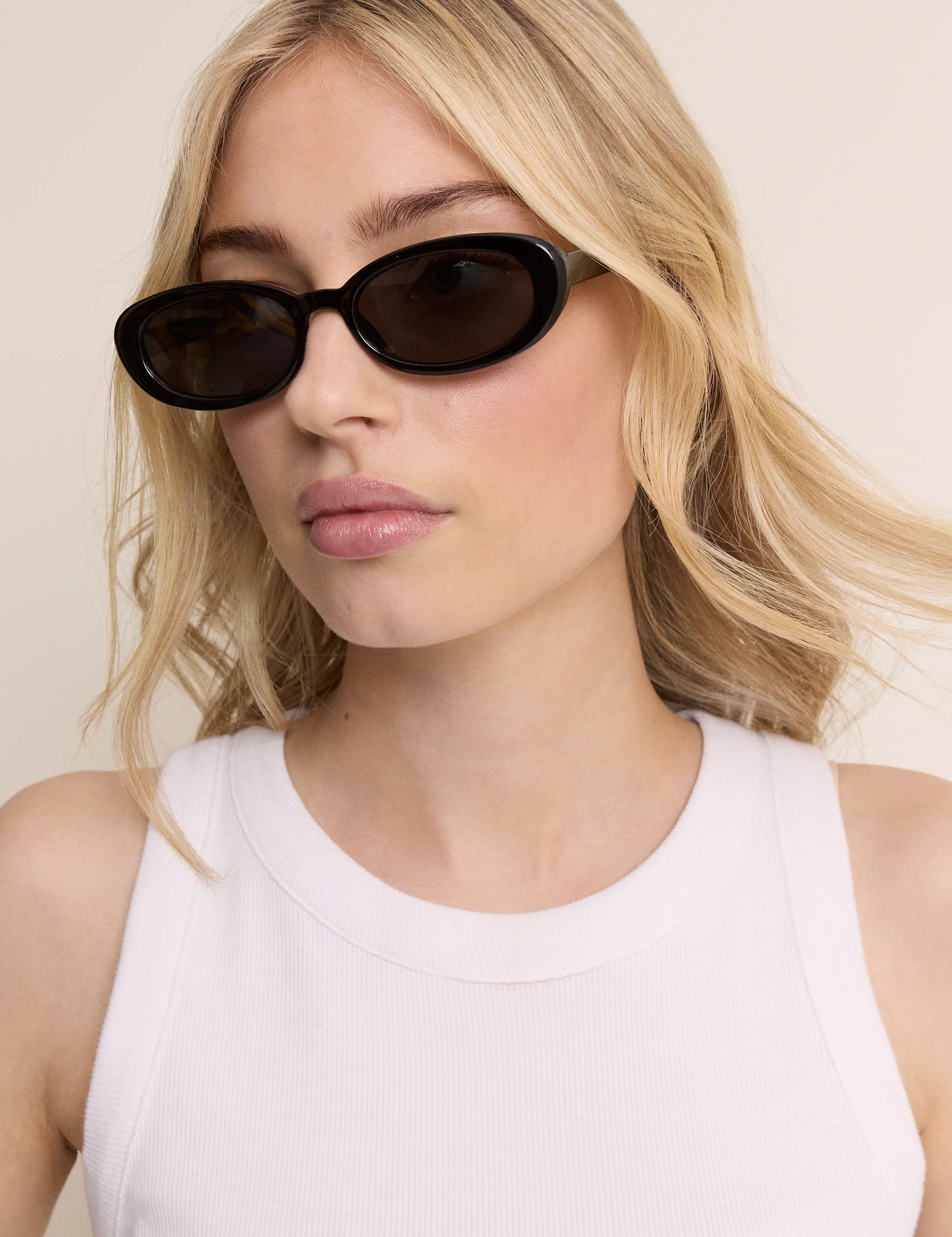 Black Oval Halo Sunglasses - Image 7