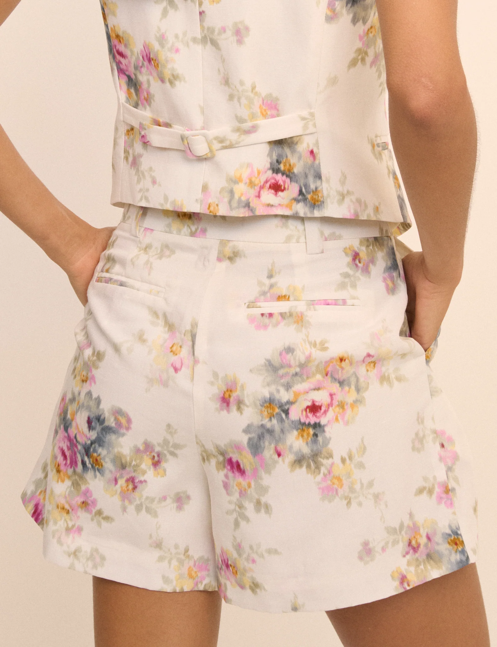 White Floral Linen-Blend Pleated Tailored Suki Shorts - Image 4